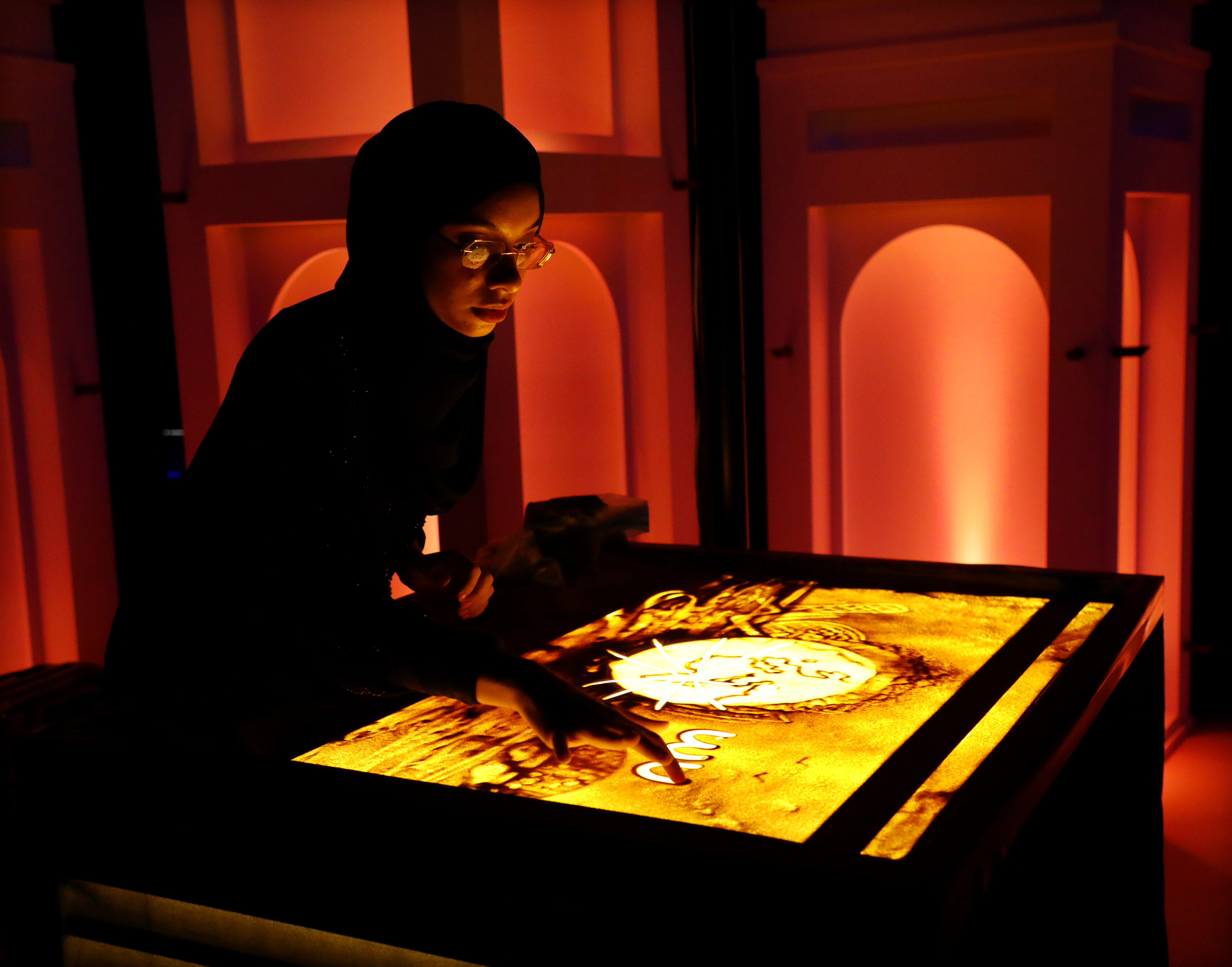 Ms. Shayma Al Mughairy performs a live sand drawing at the #WUF10 closing ceremony