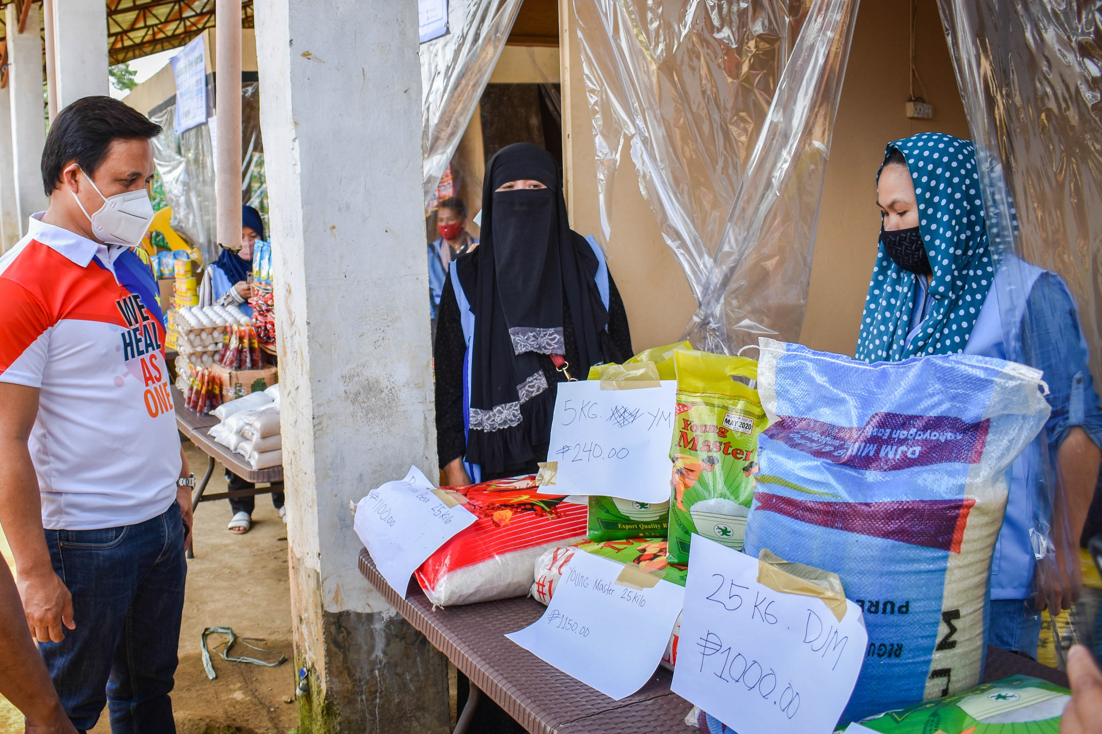 A satellite market set up by UN-Habitat in the village of Sagonsongan in Marawi city, Philippines to provide fairly priced food and essential goods and discourage travel to city centre markets during the COVID-19 crisis